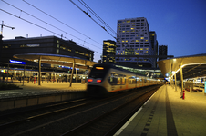 903013 Gezicht op het 7e (rechts) en 8e perron van het Centraal Station (Utrecht Centraal) te Utrecht, tijdens de ...